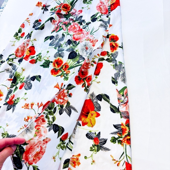 ✨HOST PICK ✨ PRETTY LITTLE THINGS Maxi white floral dress - Picture 5 of 6